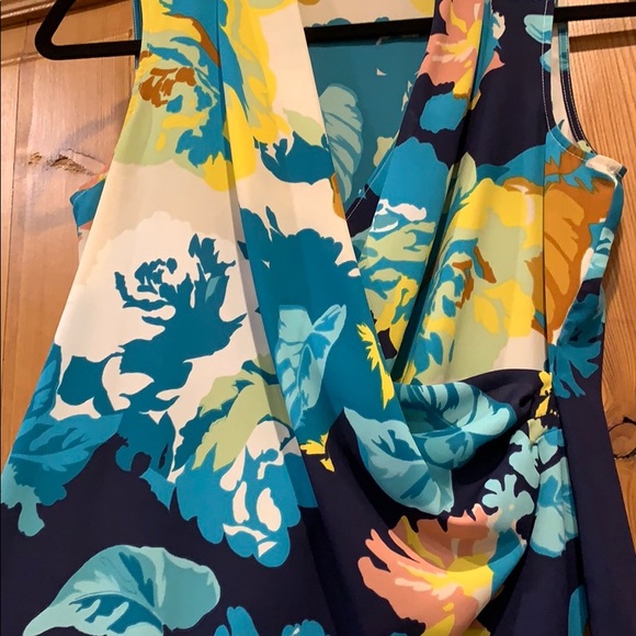 Cross drape v-neck tropical floral top - Picture 2 of 5